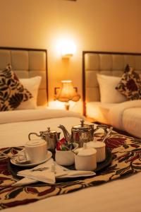 een dienblad met thee op een tafel in een hotelkamer bij Rajdarbar Hotel & Banquet, Siliguri in Siliguri