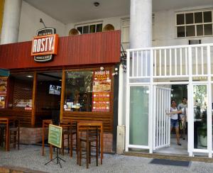 un restaurante con mesas y sillas fuera de él en Studio Copacabana en Río de Janeiro