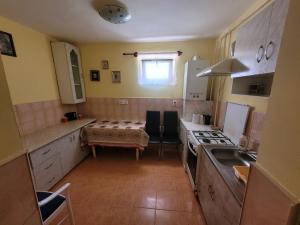 een keuken met een wastafel en een fornuis top oven bij Apartament cu 3 camere in Bălan
