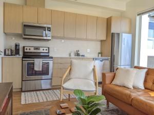 シアトルにあるA premier smart condo with parkingのソファとキッチンのあるリビングルーム +27枚の写真