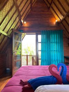 um quarto com uma cama com dois corações em triangle cottage bali em Ambengan