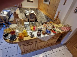 een tafel met veel borden eten erop bij Gschwandthof in Sankt Leonhard im Pitztal