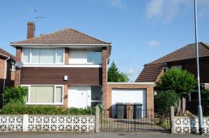 a house with a fence in front of it at NEW 2BD Detached House in the Heart of Lincoln in North Hykeham