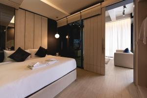 Postel nebo postele na pokoji v ubytování Qlosest Hotel