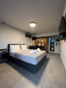 1 dormitorio con 1 cama grande y 2 toallas. en Loft Spa Greece - Enjoy our Jacuzzi, en Kalamata