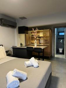 Habitación con 2 camas y cocina con mesa. en Loft Spa Greece - Enjoy our Jacuzzi, en Kalamata