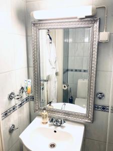 y baño con lavabo blanco y espejo. en Apartments At The Sentrum en Kristiansund
