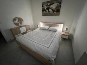 um quarto com uma cama grande e uma secretária em Appartement Key West à Saint Raphaël em Saint-Raphaël