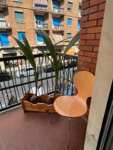 a balcony with a table and a potted plant at camera Santa Rita in Turin