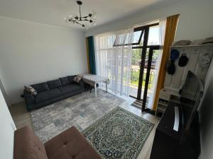- un salon avec un canapé et une table dans l'établissement TownHouse in Baytur Resort&Spa 3 bedroom 92m2 Таунхаус, à Bosteri
