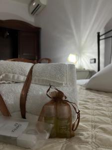- une pile de serviettes sur le lit dans l'établissement Angelica, à Lecce