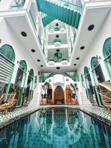 einen Pool in einem Gebäude mit einem Pool-Pool in der Unterkunft Pisces Hotel Hue in Hue