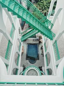 einen Blick über einen Pool in der Mitte eines Gebäudes in der Unterkunft Pisces Hotel Hue in Hue