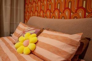 un juguete amarillo sentado en la parte superior de una cama en The Greeen Room, en Launceston