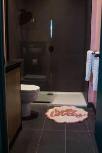 ローンセストンにあるThe Greeen Roomのバスルーム(トイレ、シャワー、ラグ付)