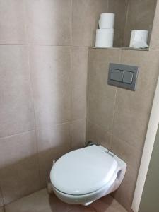 ein Badezimmer mit einem WC mit zwei Rollen Toilettenpapier in der Unterkunft KIR EVI/BAG EVI 
