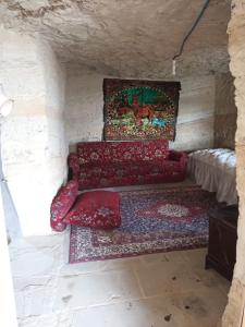 ein Wohnzimmer mit einem Sofa und einem Teppich in der Unterkunft KIR EVI/BAG EVI 