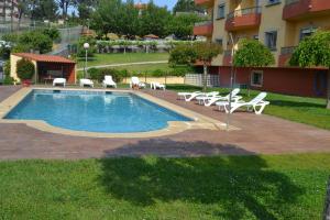 basen z leżakami i budynkiem w obiekcie Apartamentos Montalvo Playa w mieście Montalvo +37 zdjęć