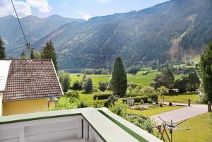 - une vue sur les montagnes depuis le balcon d'une maison dans l'établissement Flying Hirsch, à Stall