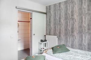 1 dormitorio con cama y pared gris en Sonnberg, en Stall