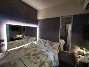 1 dormitorio con 2 camas y un espejo grande en 香港美庭旅馆, en Hong Kong