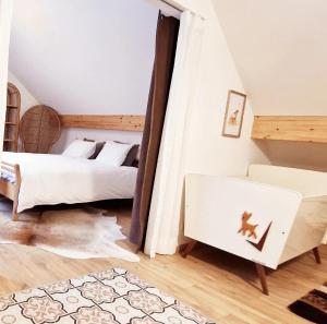 a bedroom with two beds and a chair in a room at Paulette à bicyclette in Méry