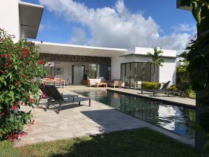 una casa con piscina en el patio trasero en L'Escapade la Villa de vos prochaines vacances, en Cap Malheureux