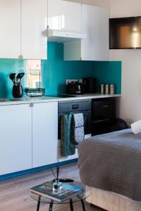 uma cozinha com uma cama e uma mesa num quarto em Cosy Central Studio Apartment Zone 2 (4) em Londres