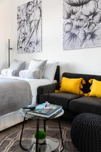 uma sala de estar com um sofá e uma mesa de centro em Cosy Central Studio Apartment Zone 2 (4) em Londres