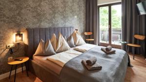 une chambre avec un grand lit avec des serviettes dessus dans l'établissement Jeff's - Rooms with a mountain view, à Bad Goisern