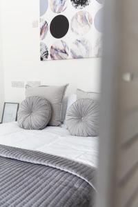 uma cama com duas almofadas em cima em Cosy Central Studio Apartment Zone 2 (4) em Londres