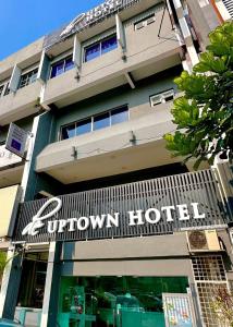 een gebouw met een bord voor een bruin hotel bij De UPTOWN Hotel @ Damansara Uptown in Petaling Jaya