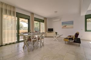 A television and/or entertainment centre at Ouzo Stone Studio