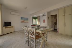 A television and/or entertainment centre at Ouzo Stone Studio