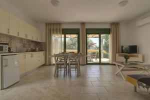 A kitchen or kitchenette at Ouzo Stone Studio