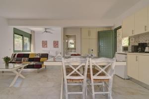 A kitchen or kitchenette at Ouzo Stone Studio