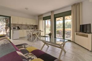 A kitchen or kitchenette at Ouzo Stone Studio
