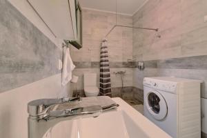 A bathroom at Ouzo Stone Studio