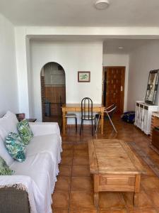 uma sala de estar com um sofá e uma mesa em Orchid of Estepona em Estepona