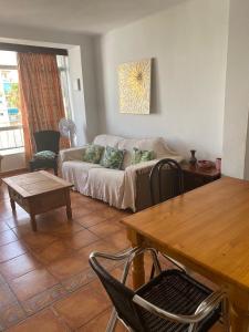 - un salon avec un canapé et une table dans l'établissement Orchid of Estepona, à Estepona