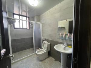 Een badkamer bij Happy B&B