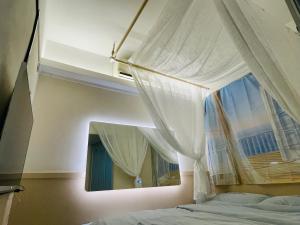 a bedroom with a canopy bed with a mirror at 香港铃木旅馆 in Hong Kong