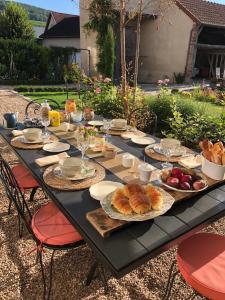 - une table avec du pain et d'autres aliments dans l'établissement La Demeure d'Agapanthe, à Vinay