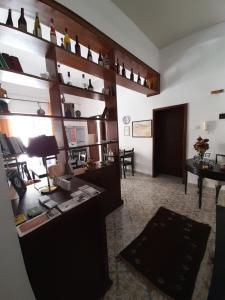 uma sala de estar com uma prateleira com garrafas em B&B Domus Enna em Enna