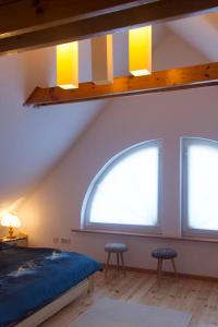 sypialnia z łóżkiem i 2 oknami w obiekcie Domek w Narewce w mieście Narewka