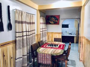 uma sala de jantar com mesa e cadeiras em Baguio Classic Cozy Home em Baguio
