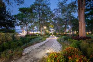 een pad in een park 's nachts met lichten bij Diamond Hill Resort in Nong Nam Daeng