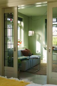 sala de estar con sofá y ventana en In het huis van Henne van de Enne, 