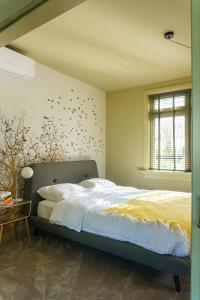 1 dormitorio con 1 cama con pájaros en la pared en In het huis van Henne van de Enne, 
