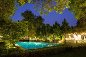una piscina en un patio por la noche en Diamond Hill Resort, en Nong Nam Daeng